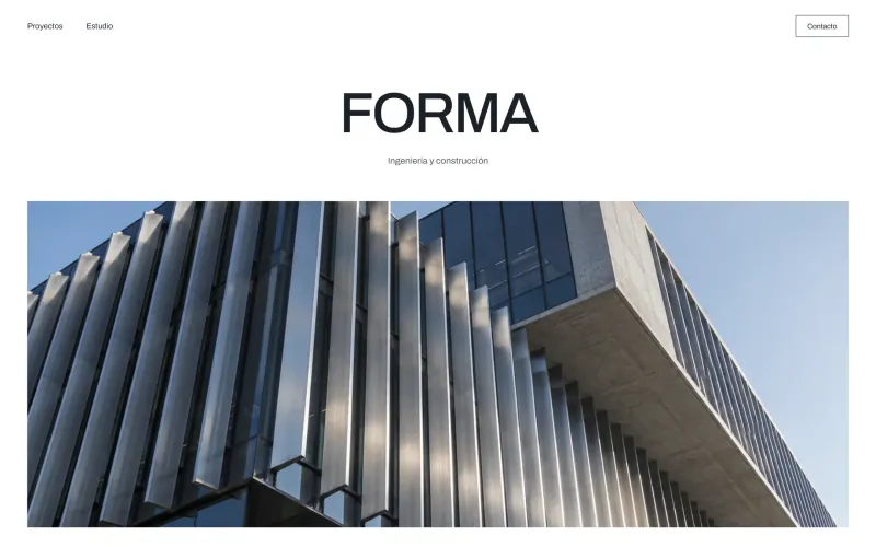 Forma: composición editorial blanca y azul, con una fachada metálica de líneas verticales.