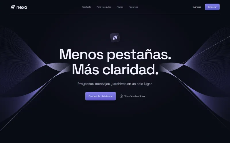 Nexo: fondo oscuro con ondas luminosas violetas y el título Menos pestañas. Más claridad.