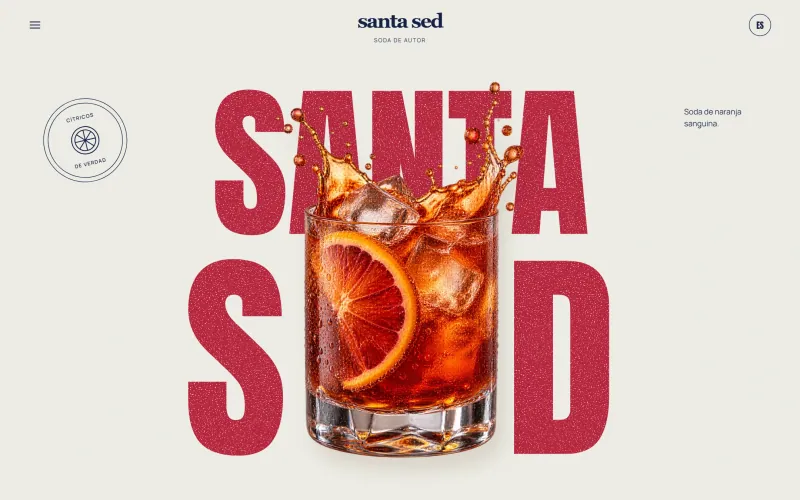 Santa Sed: letras rojas gigantes sobre papel claro y un vaso de soda cítrica salpicando en primer plano.